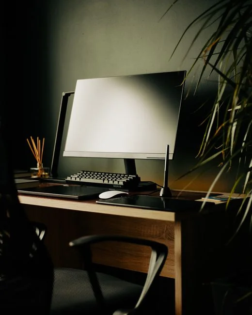 gallery-05 A contemporary workspace showcasing a laptop, tablet, and smartphones, ideal for tech and freelance use.